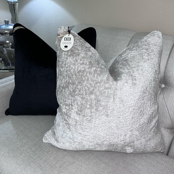 1-NWT CALLISTO HOME VELVET BOUCLE DECORATIVE PILLOW Read descriptions for detail - Picture 4 of 17